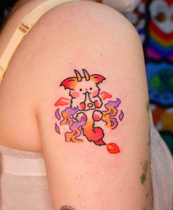 Tatuaggio con drago di fuoco a cartoni animati by @xinamon_tattoo