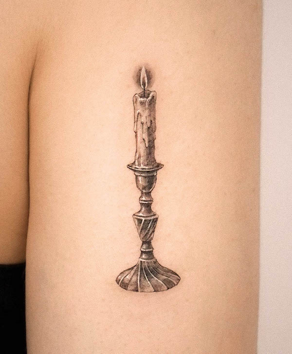 Tatuaggio con candela di @youngchickentattoo