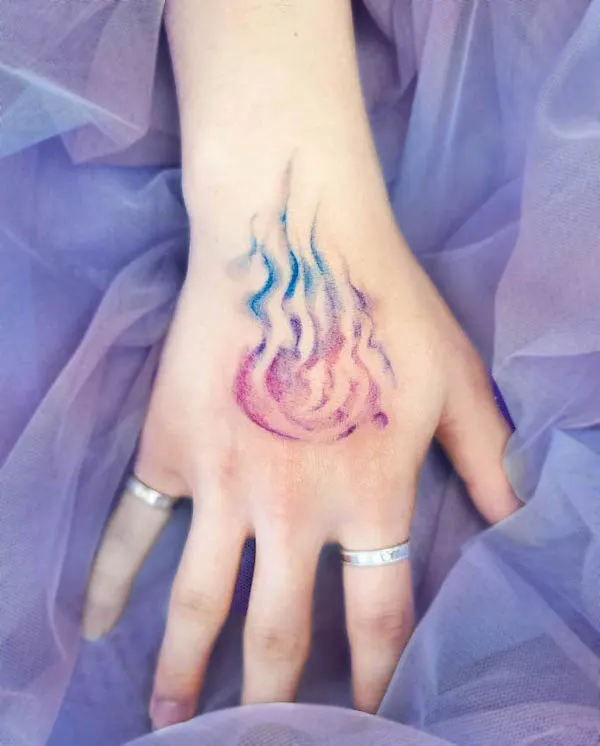 Tatuaggio a mano con fuoco acquerellato di @nilah.tt_