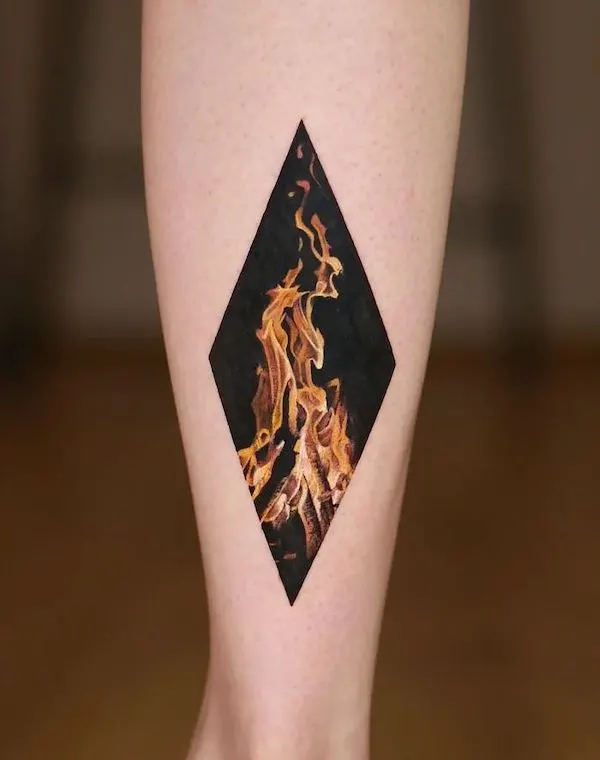 Stupendo tatuaggio con le fiamme di @thommesen_ink