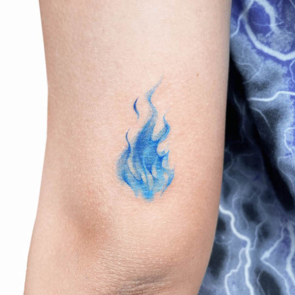 Bellissimo tatuaggio con fiamma blu di @uzotattoo