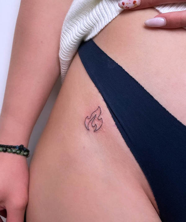 Piccolo tatuaggio a una linea di fuoco sul fianco @percsydori