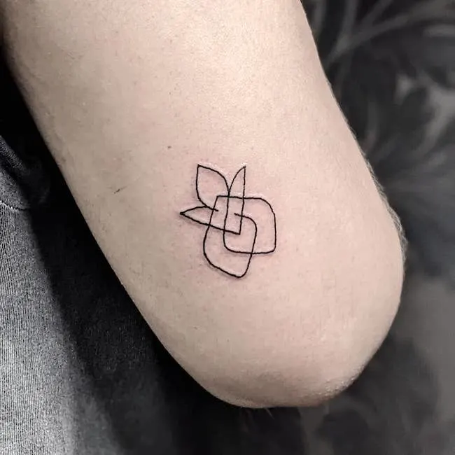 Tatuaggio della rosa di fuoco per i sopravvissuti by @janinks