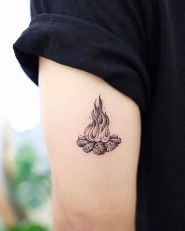 Tatuaggio con falò nero e grigio di @xiso_ink