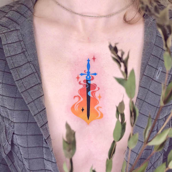 Tatuaggio sul petto con spada di fuoco by @efter.image_tatts