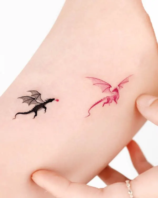 Tatuaggi di draghi neri e rossi di @choiyun_tattoo
