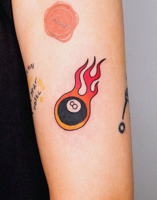 Tatuaggio Ball 8 on fire di @pillow_ink