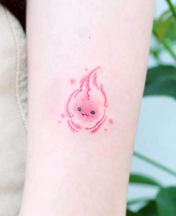 Adorabile tatuaggio con il fuoco di @haenal_tattoo