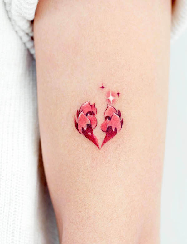 Tatuaggio carino e piccolo cuore in fiamme di @foret_tattoo