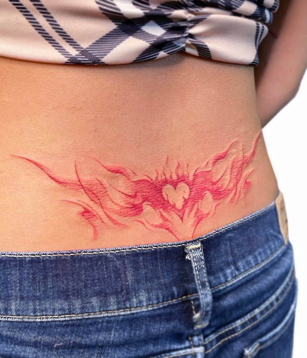Tatuaggio in vita con cuore ardente by @uzotattoo