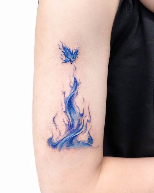 Tatuaggio con fuoco e farfalle by @uzotattoo
