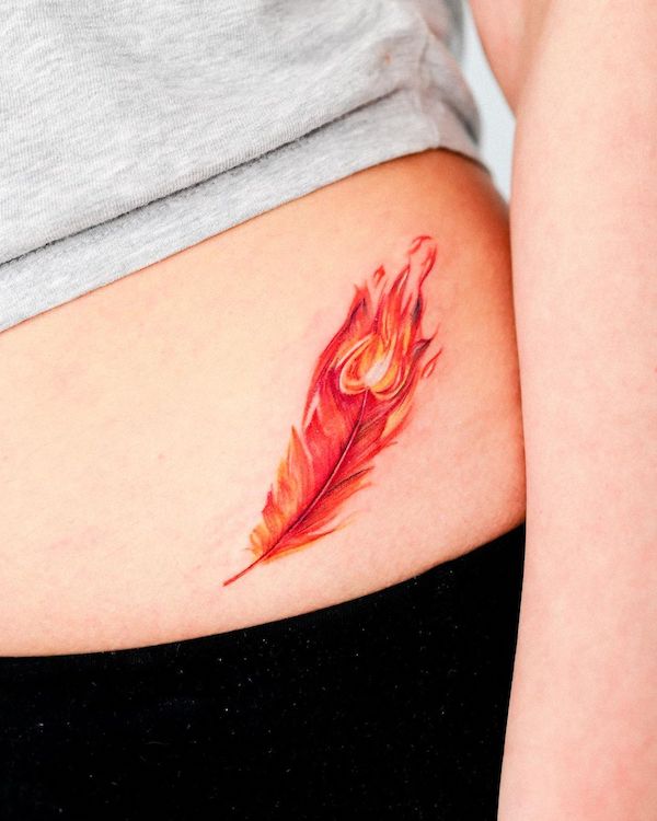 Tatuaggio con piuma di fenice rossa ardente by @guseul_tattoo
