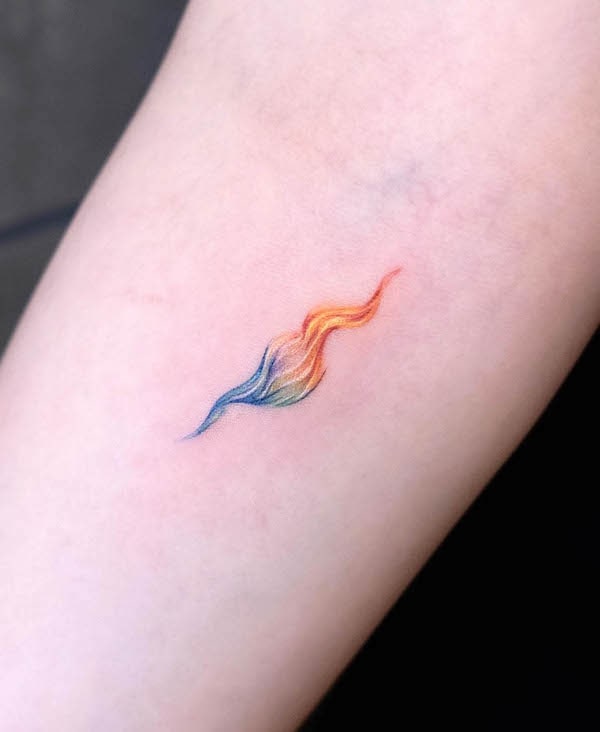Piccolo tatuaggio a fiamma colorata di @newtattoo_demi