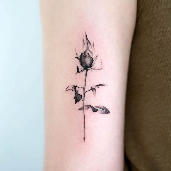 Tatuaggio con rosa di fuoco nera e grigia by @chiera
