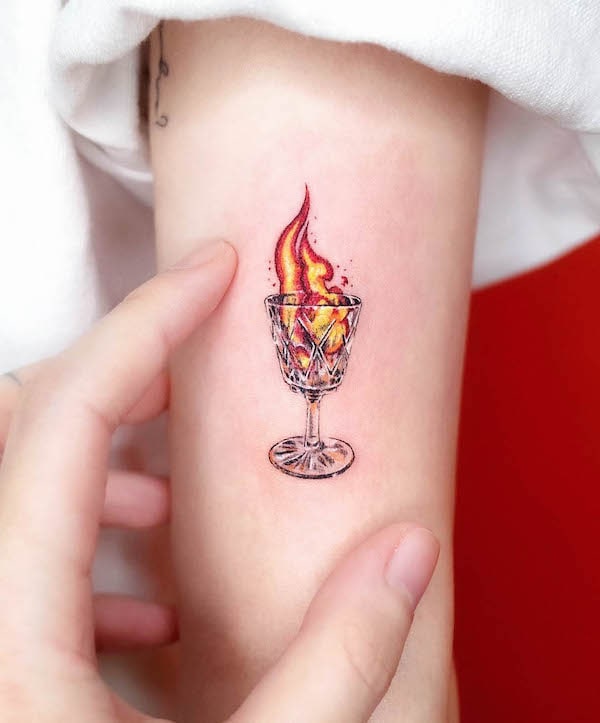 Fuoco in un tatuaggio di vetro di @soosoo.tattoo