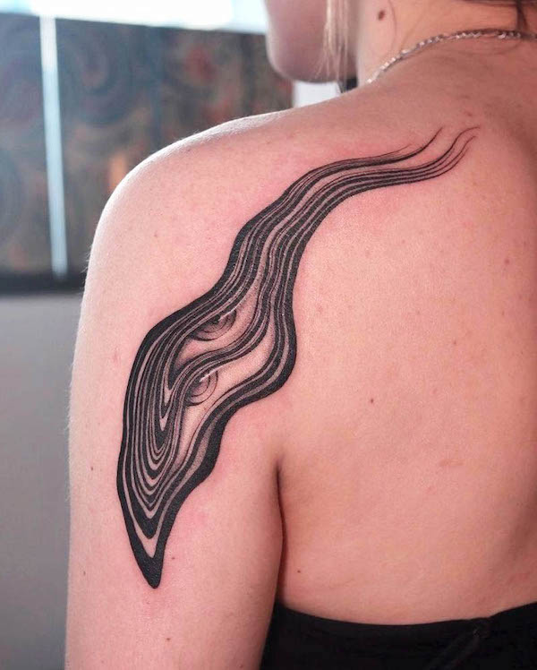 Tatuaggio concettuale con fuoco sulla spalla di @daan.kim