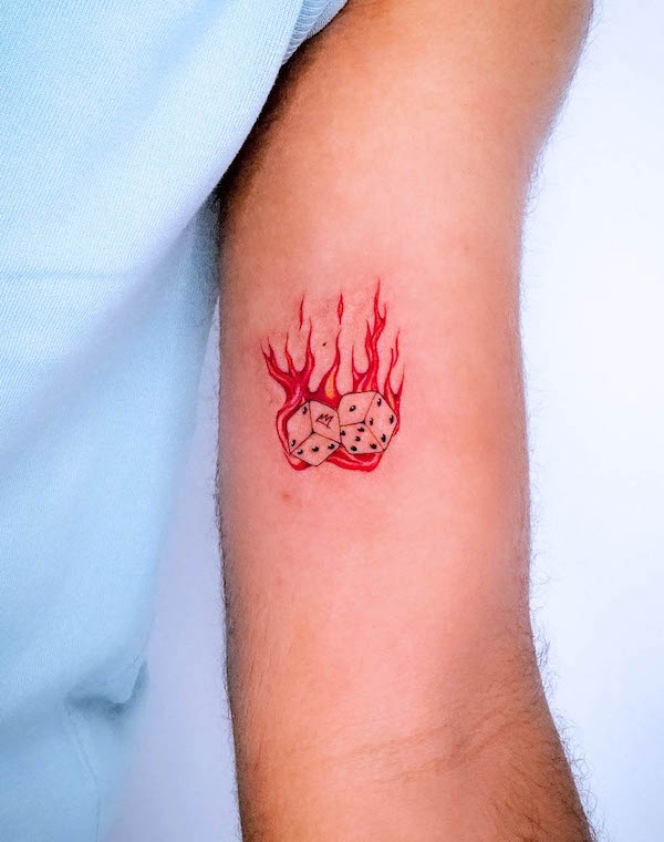 Dadi in fiamme tatuati da @monkeynoma_tattoo