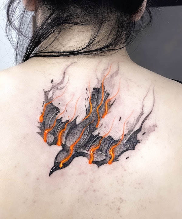 Tatuaggio realistico con uccello di fuoco by @tony.art_.tattoo