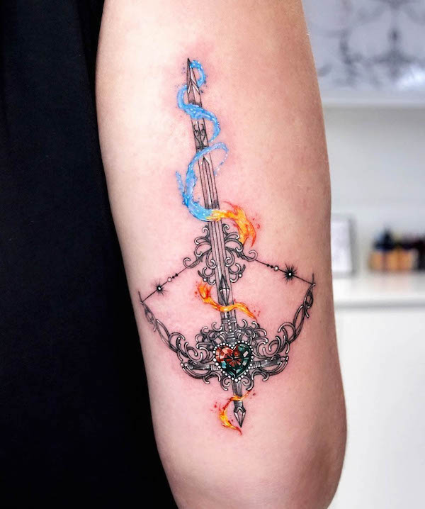 Tatuaggio arco e freccia acqua e fuoco by @munsell_tattoo
