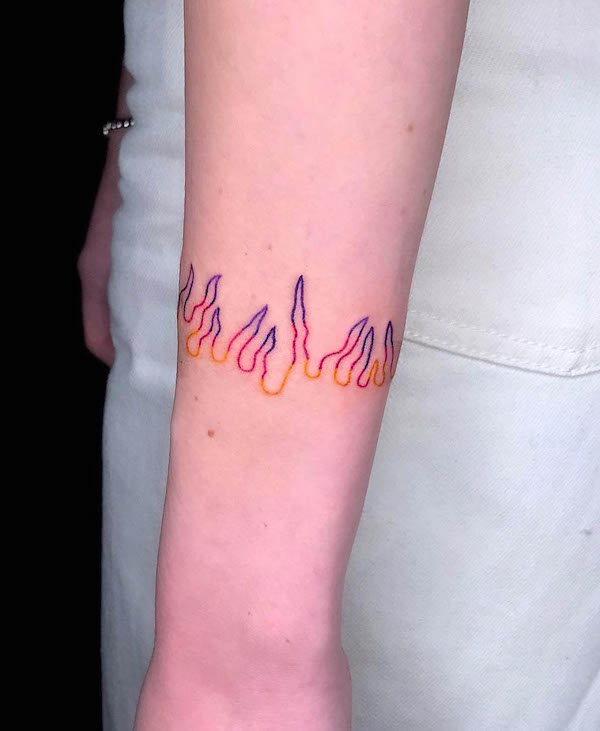 Tatuaggio bracciale con fiamma di @bjorn_pok