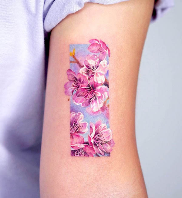 Tatuaggio realistico di fiori di ciliegio di @tatuatore_sigak