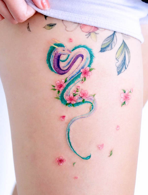 Tatuaggio con fiori di ciliegio e drago Haku di @ovenlee.tattoo