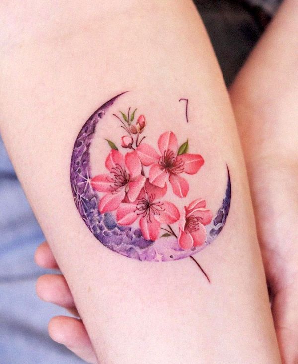 Tatuaggio con luna e fiori di ciliegio di @nara_tattoopeople