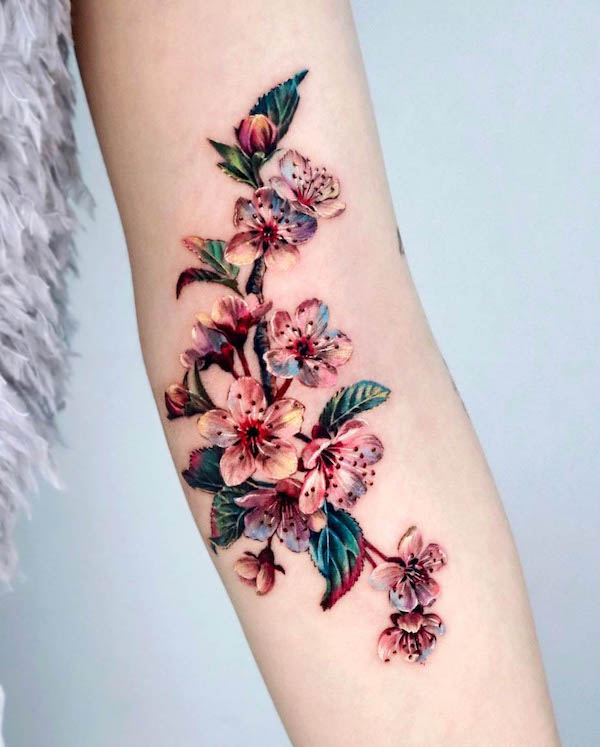 Splendido tatuaggio realistico di fiori di ciliegio di @non_lee_ink