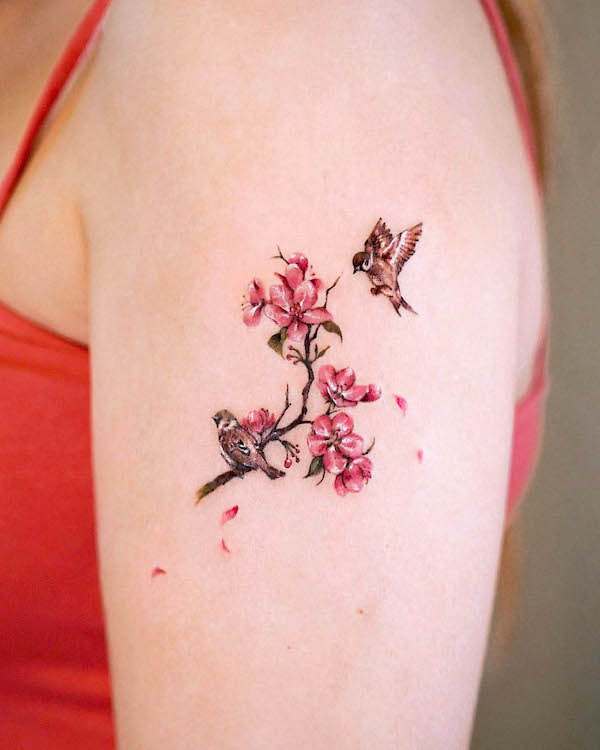 Tatuaggio con fiori di ciliegio e passeri di @o.ri_tattoo