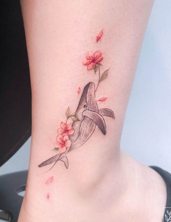 Tatuaggio alla caviglia con fiori di ciliegio e balena di @olive_ink_b