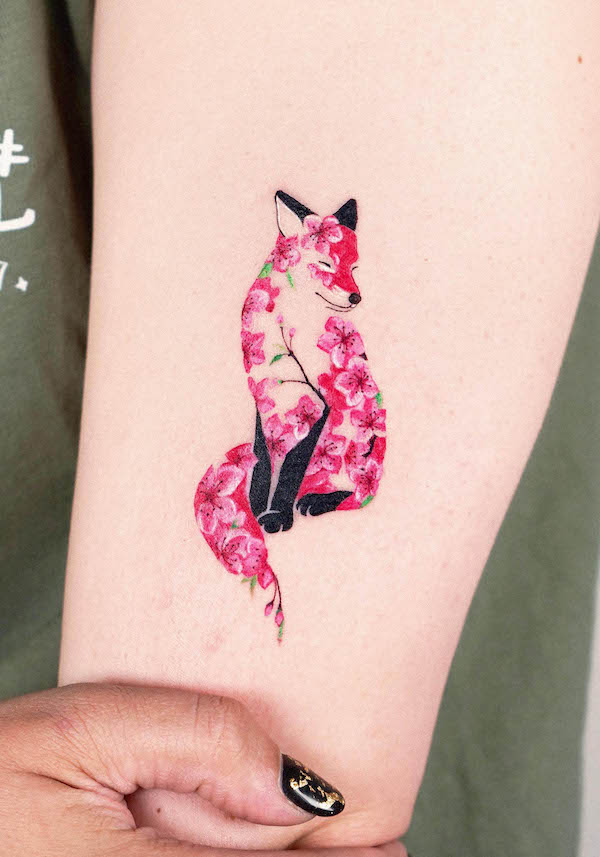 Tatuaggio Cherry blossom fox di @tattooist_fluffy
