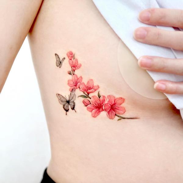 Tatuaggio underboob con fiori di ciliegio di @palette.tt
