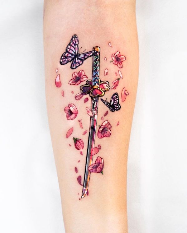 Tatuaggio con spada e fiori di ciliegio di @coldchillchild