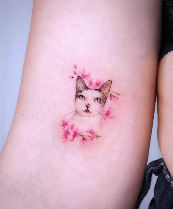 Piccolo tatuaggio di gatto con fiori di ciliegio di @eunyutattoo