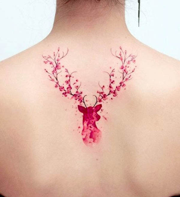 Tatuaggio di cervo in fiore di @koray_karagozler
