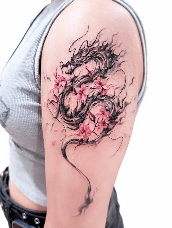 Tatuaggio a manica con drago e fiori di ciliegio di @uzotattoo