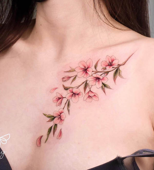 Tatuaggio sul petto con fiori di ciliegio di @_hony_tattoo