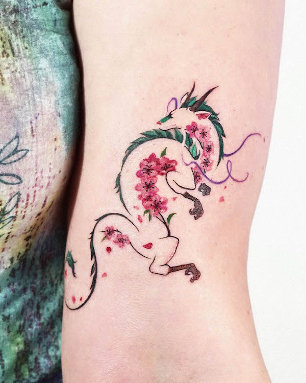 Tatuaggio di un drago in fiore di ciliegio di @tattooist_fluffy