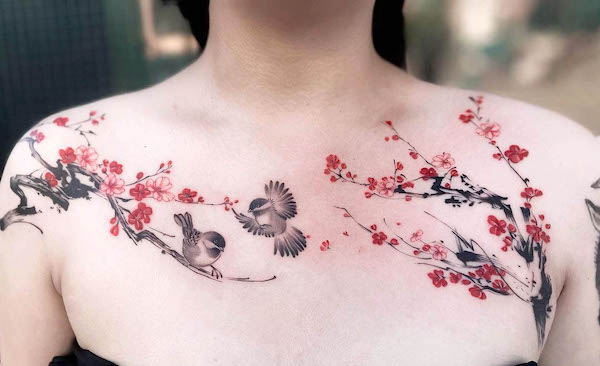 Tatuaggio sulla spalla e sul petto con fiori di ciliegio di @cherryxzhao