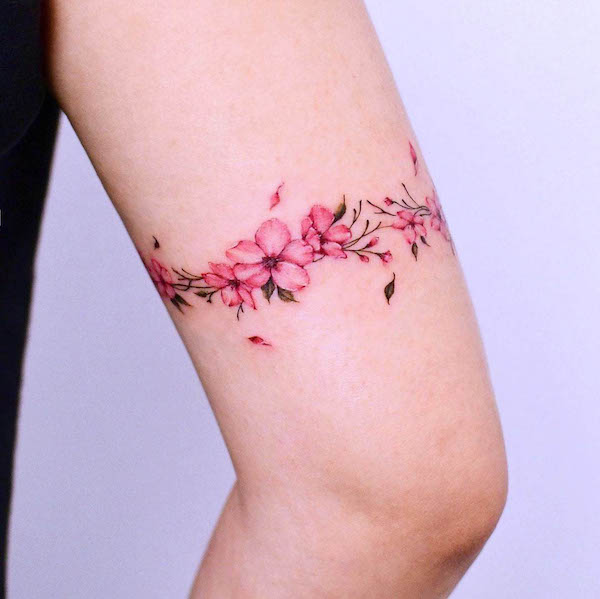 Tatuaggio del braccio con fiori di ciliegio di @yerae_tt
