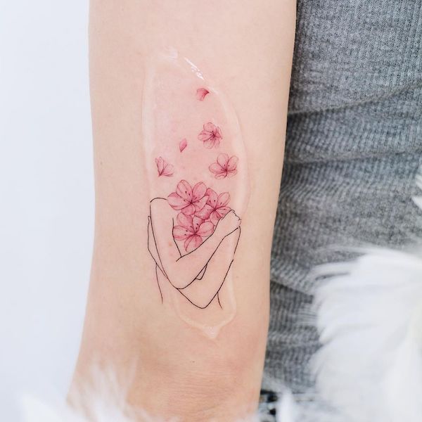Tatuaggio astratto di fiori di ciliegio di @hktattoo_tina- Tatuaggio di fiori di ciliegio con significato