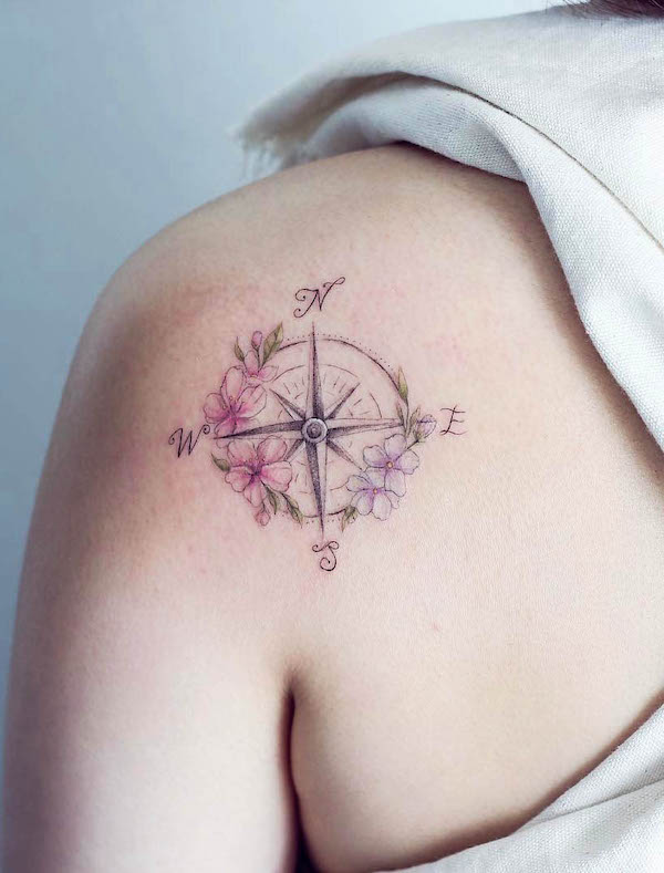 Tatuaggio con fiori e bussola di @mini_tattooer