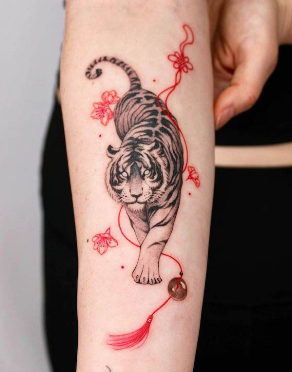 Tatuaggio con fiori di ciliegio e tigre di @sansa.jr_.tattoo