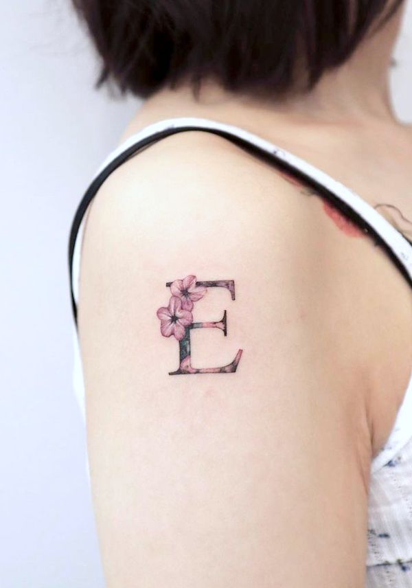 Iniziale con fiore di ciliegio tatuaggio sulla manica da @yezottt- Fiore di ciliegio tatuaggi con significato