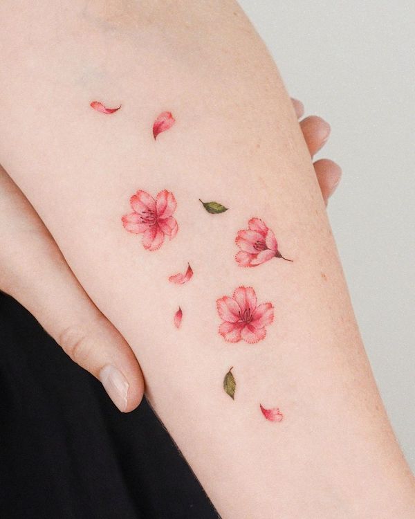 Tatuaggio con fiori di ciliegio di @zihong_tattoo