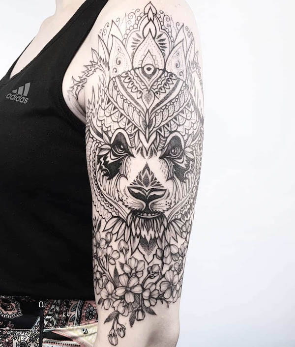 Tatuaggio Mandala panda e fiori di ciliegio sulla manica di @flaviaverda