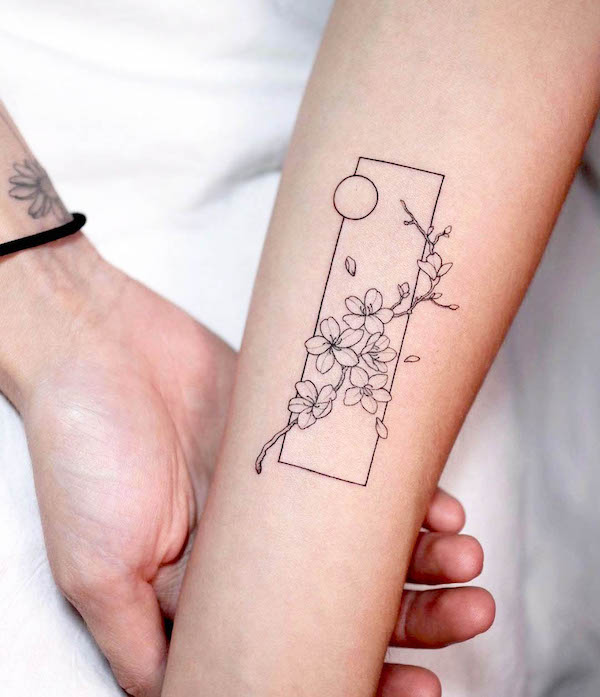 Cornice a forma di fiore di ciliegio di @yeowool_tattooer