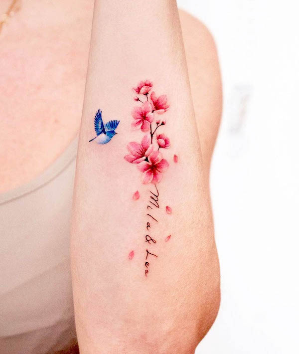 Tatuaggio con nome e fiori di ciliegio di @coy.tattoo