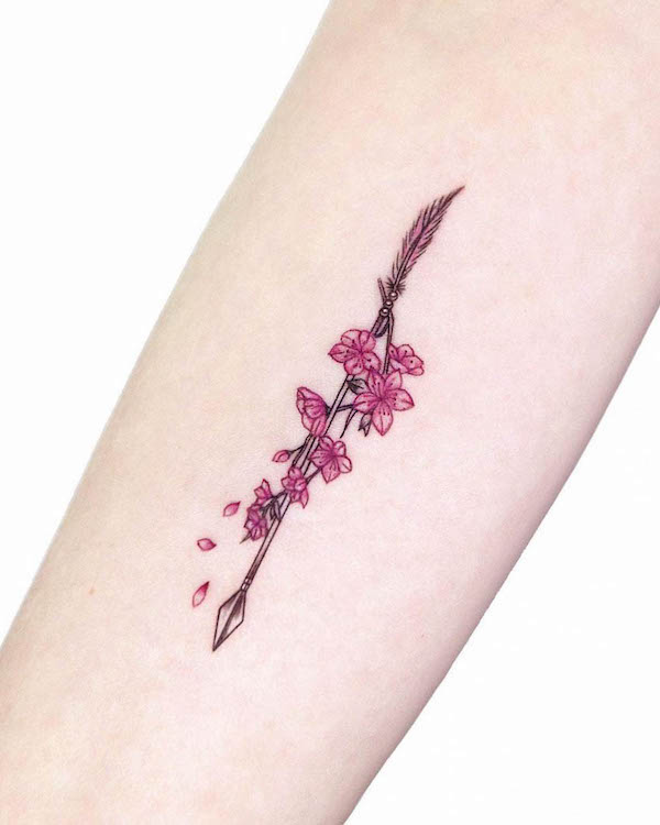 Tatuaggio Freccia e fiori di ciliegio di @ire_tattoo