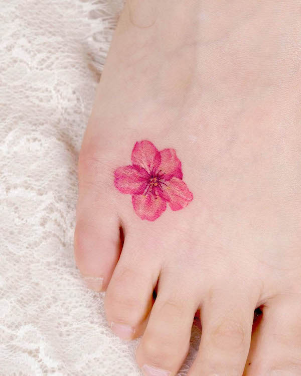 Piccolo tatuaggio di ciliegio in fiore sul piede da @tilda_tattoo